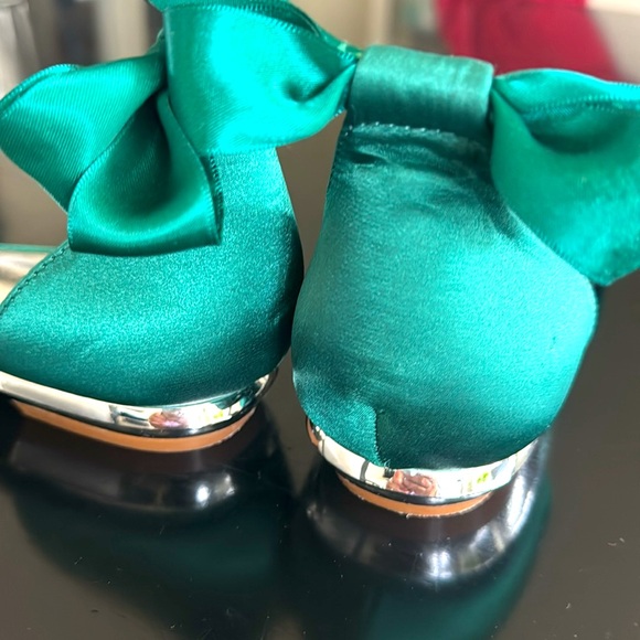 Emerald Green satin pointy toe flats with bows NWOB Silver accent heel size 40 - Picture 3 of 6